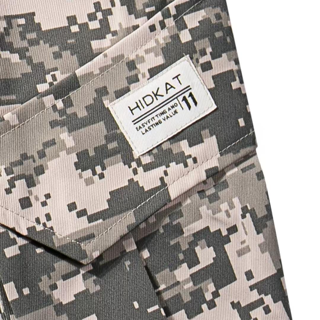 Men’s cargo shorts — new for summer. Camouflage tactical shorts with multiple pockets and a loose fit; knee-length streetwear casual design featuring distinctive cargo pocket details, buttons, and buckles—perfect for summer leisure and street gatherings.