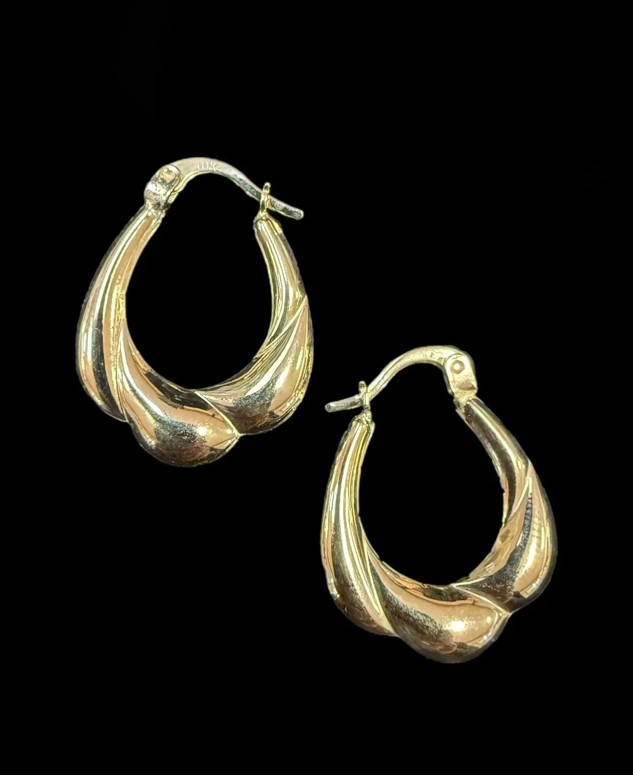 Medium Shrimp Hoop Earring Gold 10k