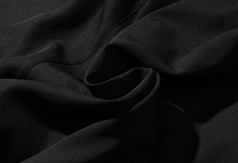 Men’s casual shorts feature zippered pockets and a smooth fabric texture. They offer a loose, versatile, trendy design with an elastic waistband. Suitable for all seasons and outdoor sports/fitness activities, they also work well for friends’ gatherings a