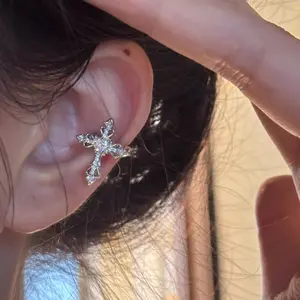 Unique and stylish versatile design full-diamond cross ear cuff DDES0527 exquisite light luxury ultra-shiny ear accessory 14K Gold-Plated