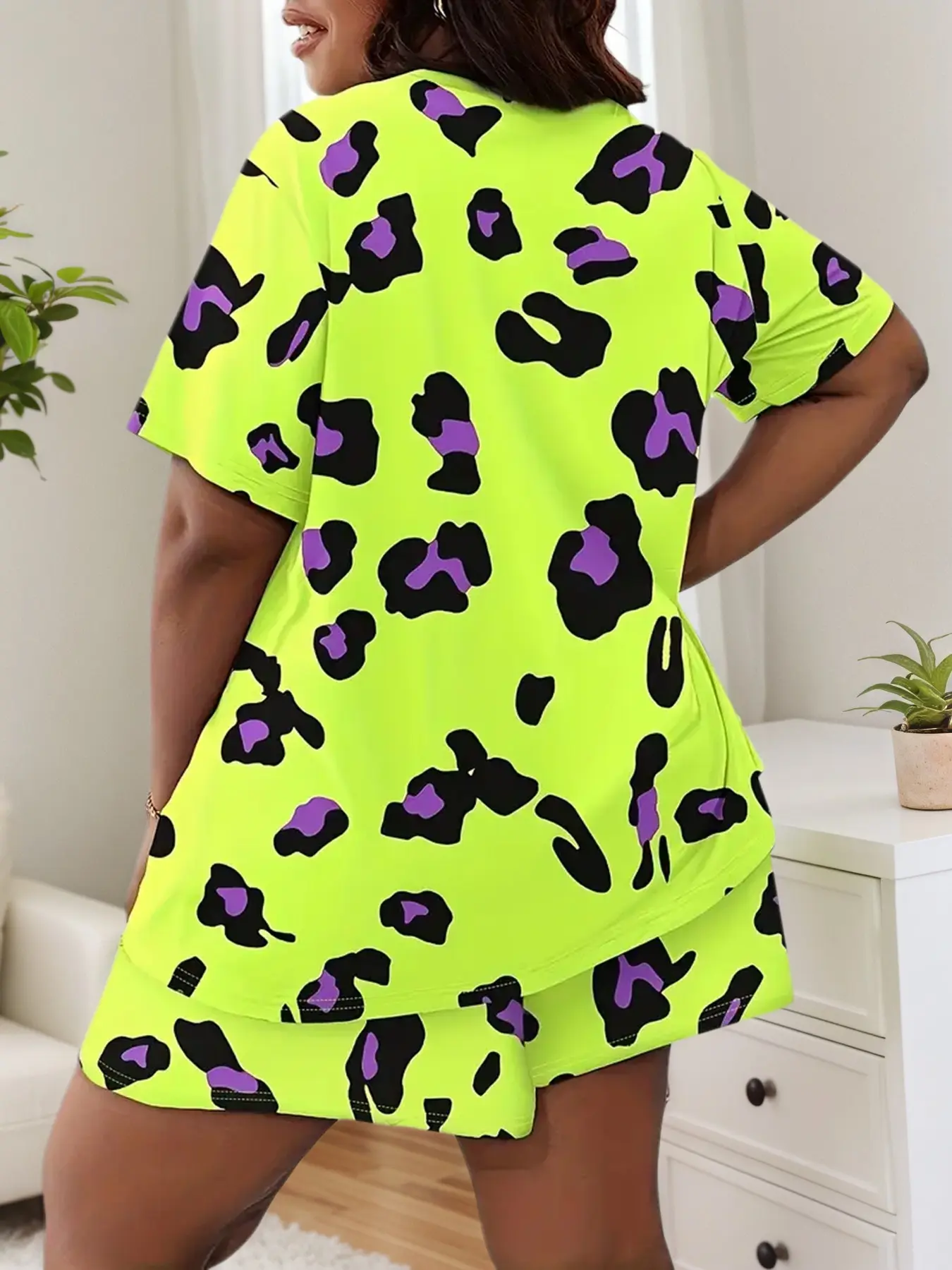 [1XL-7XL]Women's Plus Size Fluorescent Leopard Print Pajama Shirt, Fitted Soft Comfortable Casual Sleepwear, Stylish Loungewear for Daily Use, Homewear