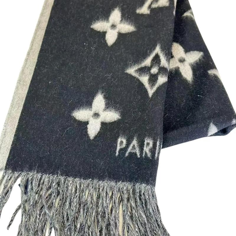 Pre-owned Louis Vuitton Cashmere Small Leather Goods Reykjavik Scarf Navy Blue with LV Logo & Fringes Accessory