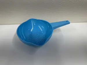 Tupperware 1 Quart Colander with Handle Hook and Hole Design for Hanging Stability Footed Base Dual Pour Spouts Dishwasher Safe