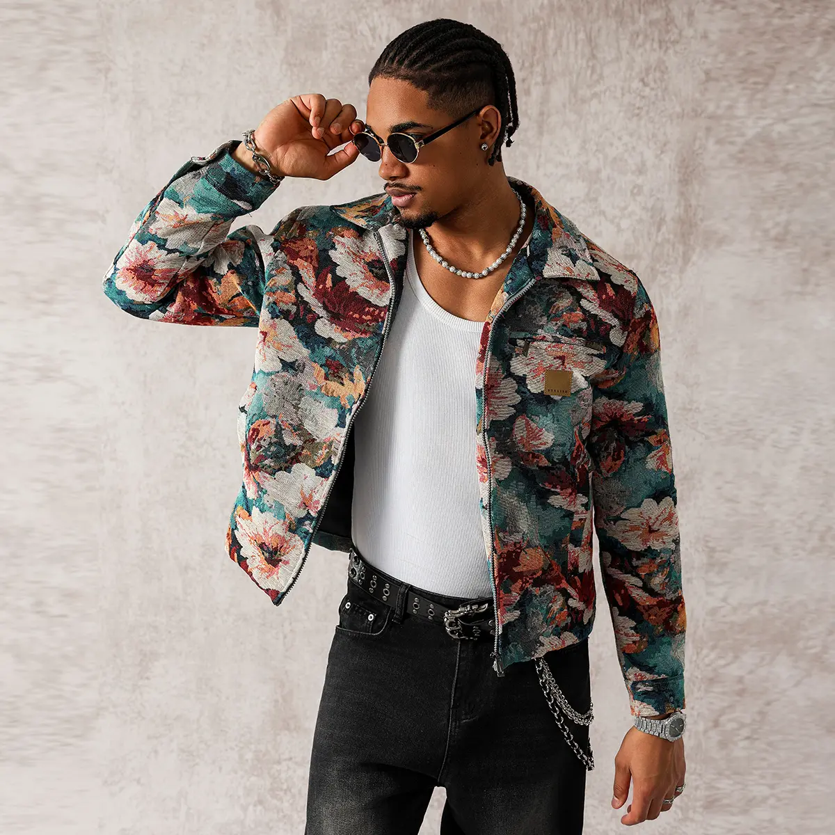Collared Zip-Up Jacket with Pattern: Street Style Layering Piece for Fashion-Forward Outfits