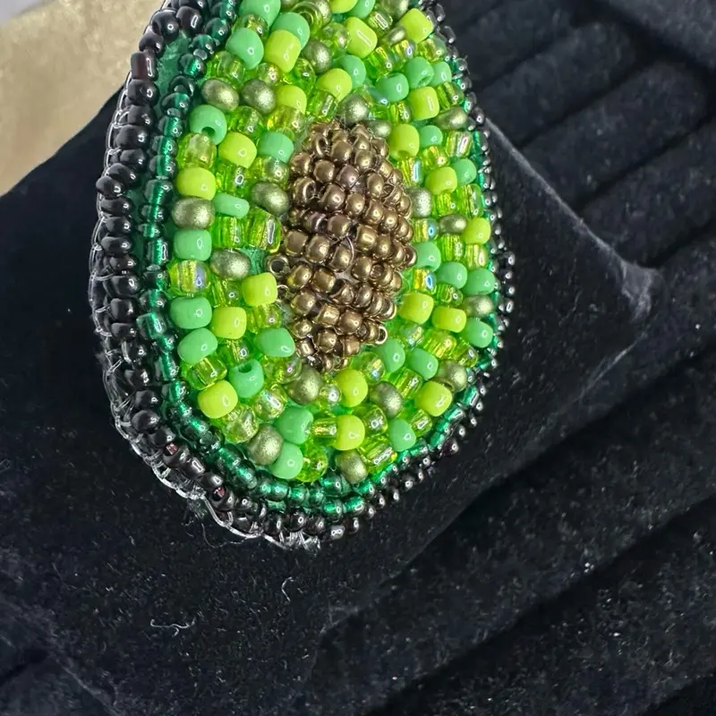 Broche agucate solo broche, Avocado brooch (single avocado clip only). Bordado totalmente a mano piedra por piedra. (Ninguna es pegada).