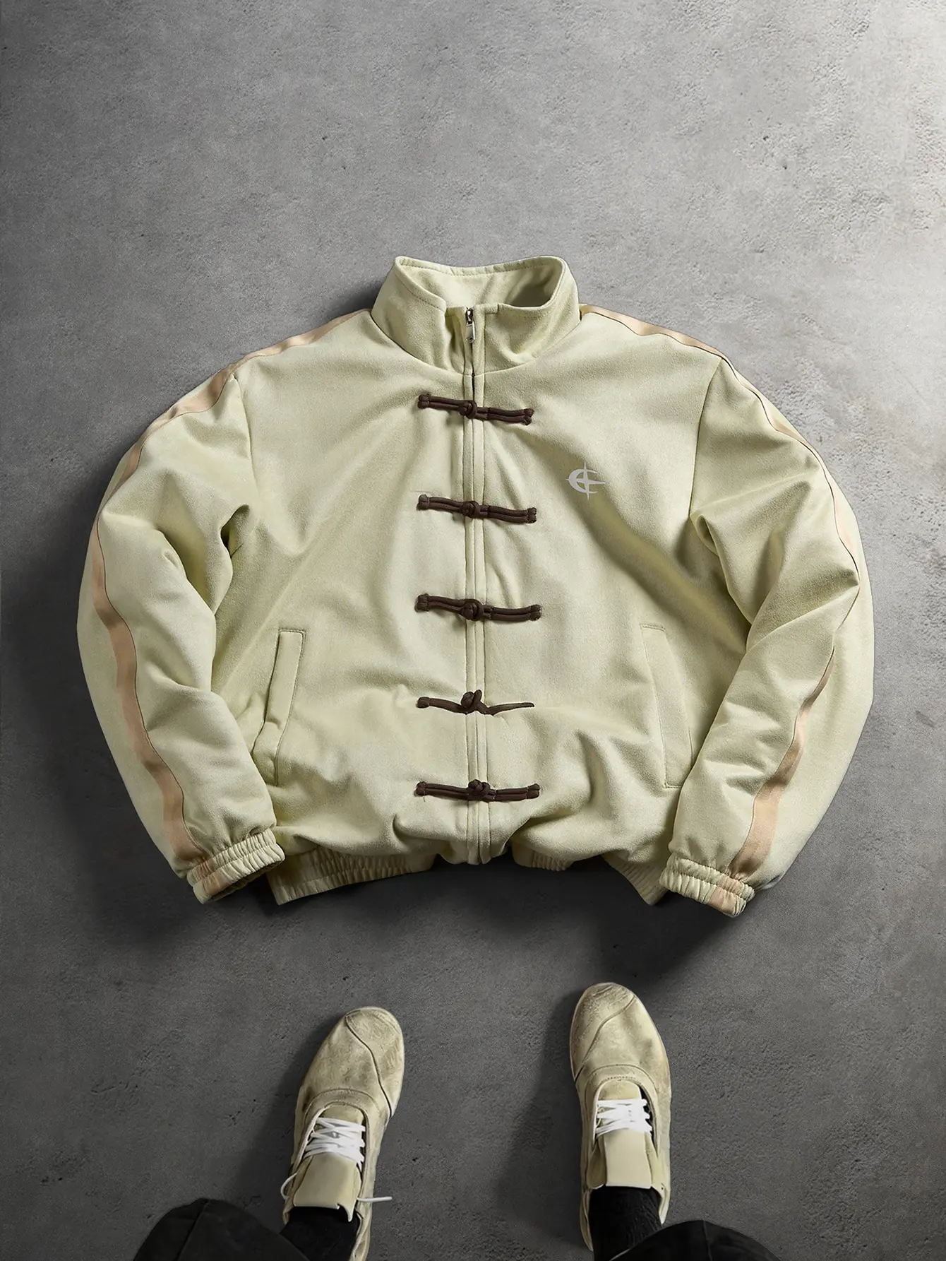 One men’s stand-collar jacket in a new Chinese-inspired style, featuring retro frog buttons, side contrast webbing, and an elasticated hem; suitable for adult men’s everyday commuting and gatherings with friends.