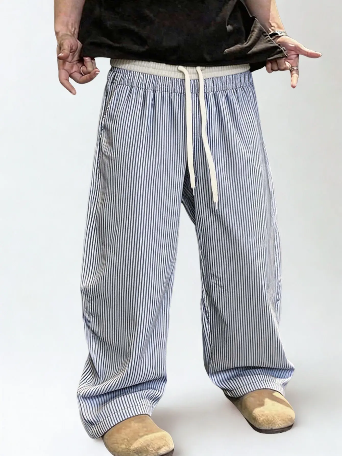 Men’s blue-and-white striped wide-leg long pants with an elastic drawstring waistband, loose casual trousers
