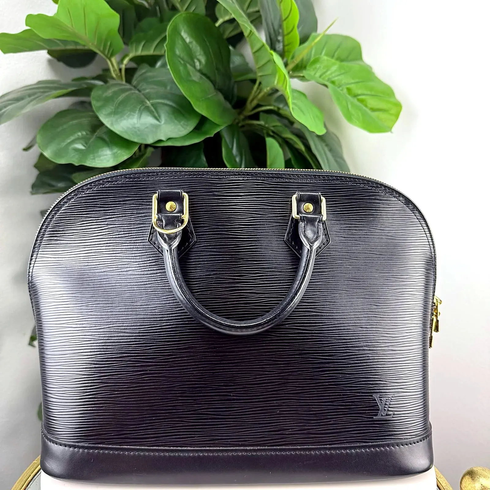 Pre-owned Epi leather Shoulder Bags Authentic Louis Vuitton Alma PM Black Handbag