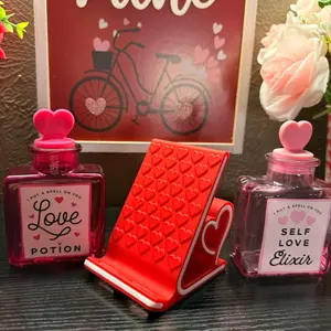 3D Printed Phone Stand with Heart Design for Valentine's Day Gift Red Color Phone Holder