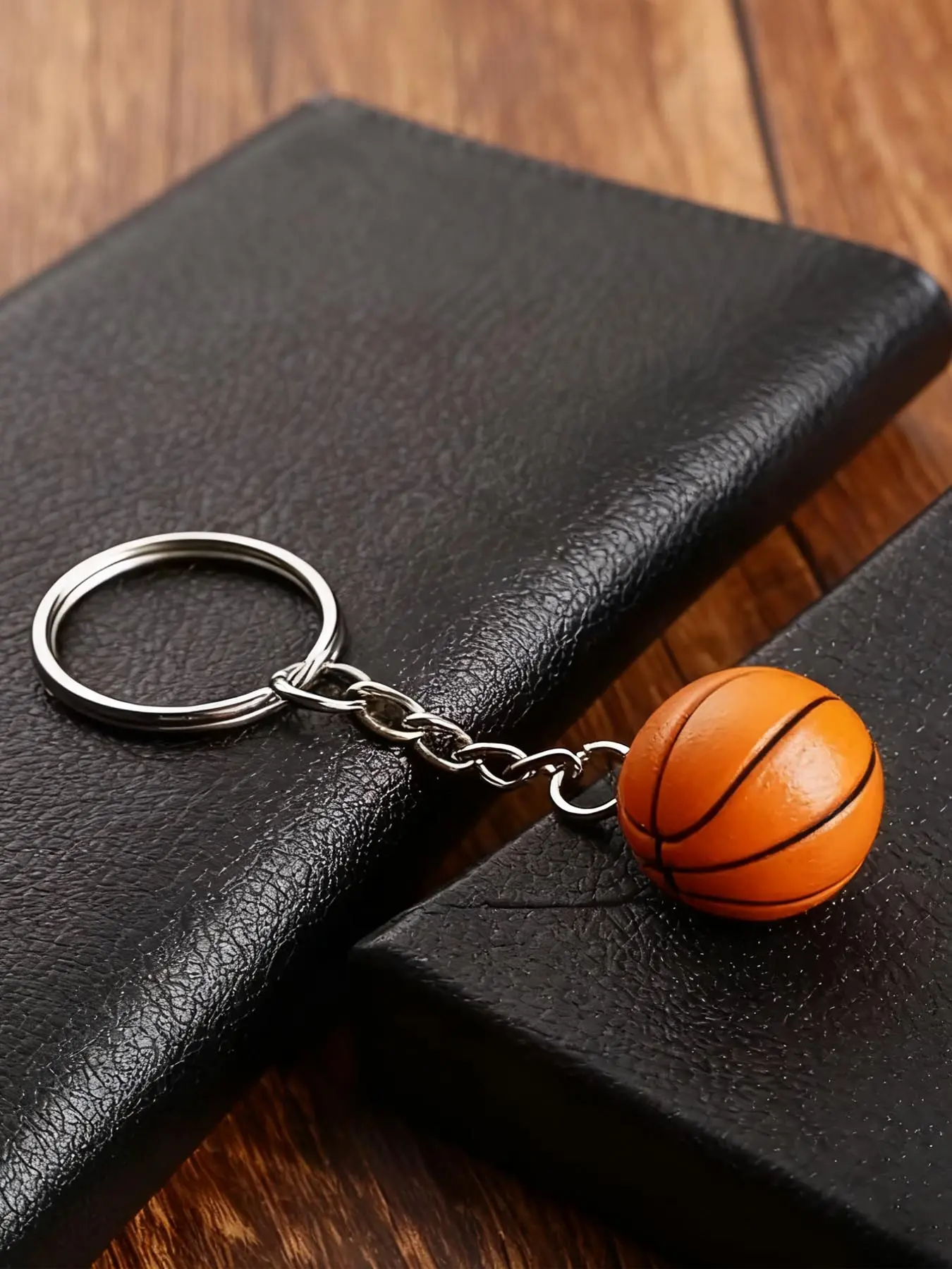 1pc Creative Mini Basketball Keychain, Backpack Key Accessory, Car Key Pendant, Keychain For Car Keys, Business Gift, Thoughtful Gift Idea, Valentine's Day Present, Birthday Small Gift, Basketball Theme Party Favor, Keychain For Bags