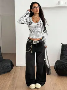 A women's V-neck slim long-sleeved top, hot girl-style retro printed undershirt, suitable for autumn and winter, suitable for street outing, party, retro theme wear