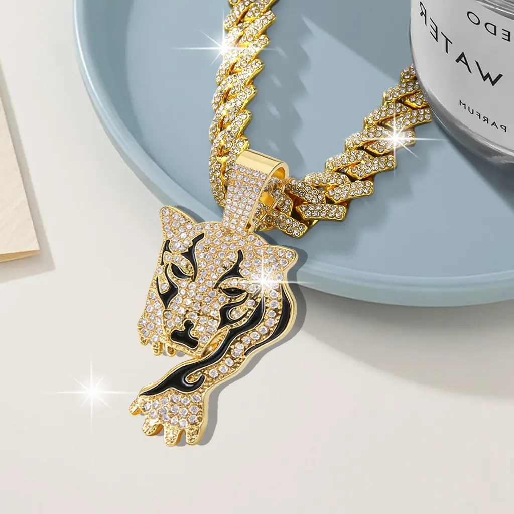 Unisex Jaguar Pendant Cuban Link Necklace Classic Hip Hop Streetwear Fashion Jewelry Trendy Animal Charm Neck Chain Versatile Daily Casual Party Wear Simple Stylish Accessory Gift for Men and Women