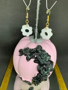 Resin flower earrings white