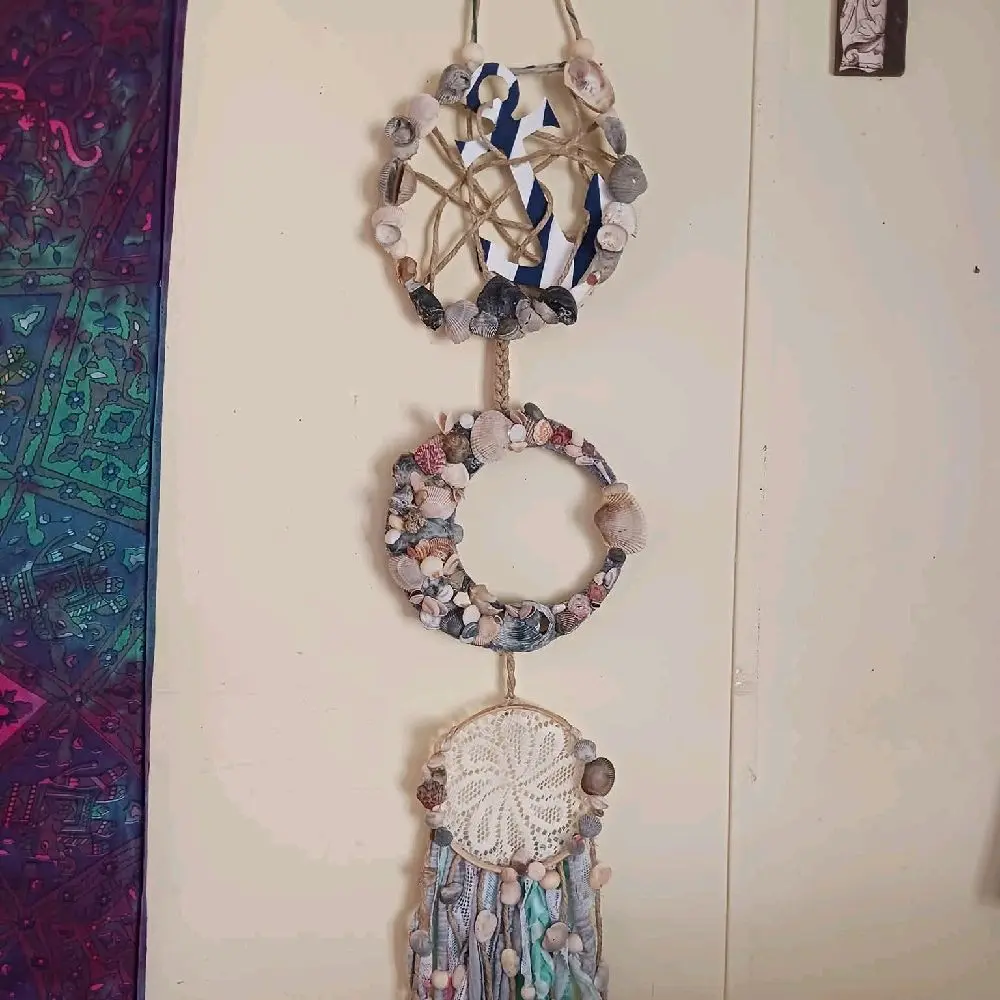 Seashell Dreamcatcher - Unique Decorative Wall Hanging with Seashells and Dreamcatcher Design