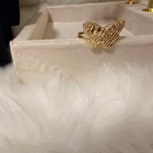 Luxe Butterfly Ring - Elegant Gold Tone Design with Intricate Detailing for a Timeless Look