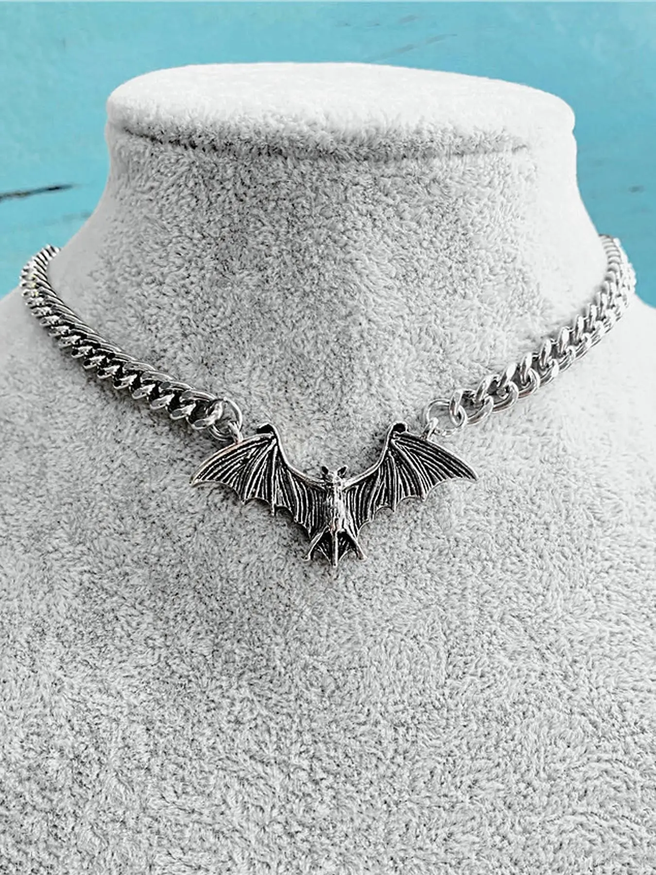 Gothic Silver Color Vintage Bat Pendant Necklace, Chain Necklaces, Unique Punk Design, Unisex Casual Chain Jewelry, Heart Pattern, All Seasons, Zinc Alloy Material