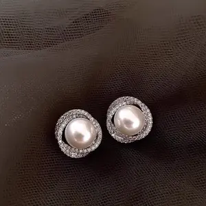 Feminine Exquisite Light Luxury Pearl Stud Earrings