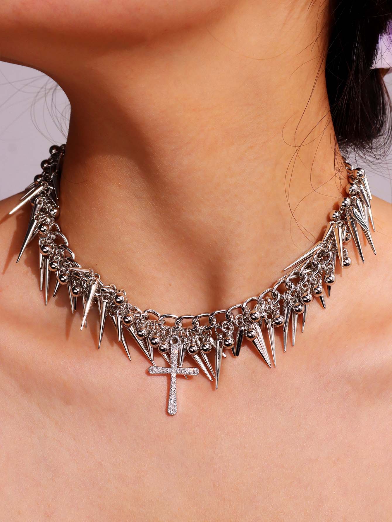 One fashionable, luxurious, bold, edgy dark gothic hip-hop punk necklace—refined Y2K design with intricate spikes and multi-layered chains for women; suitable for everyday wear and holiday parties.