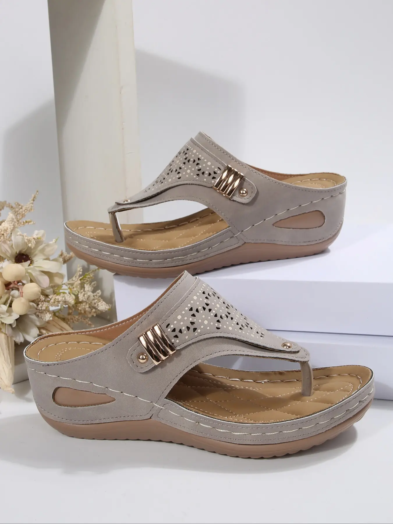 Women's Versatile Hollow Out Flip Flops, Chunky Sole, Summer Comfortable Beach Sandals, Non-Slip Women's Classic Slippers, Footwear