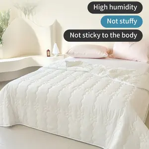 1 x Cool Silk Summer Quilt: an ultra-soft bed blanket and a cosy, silky-smooth sofa blanket to ensure a comfortable night’s sleep. The quilt is machine-washable, soft and cool, suitable for all seasons, and makes a lovely gift.