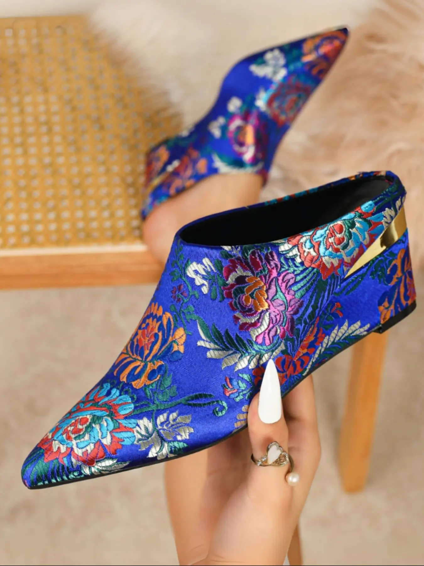 Chinese Style Wedge Heels, New Embroidered Pointed Toe High Heels, Comfortable Elegant Fashionable Wedge Shoes for Women, Classy, All Seasons Wear