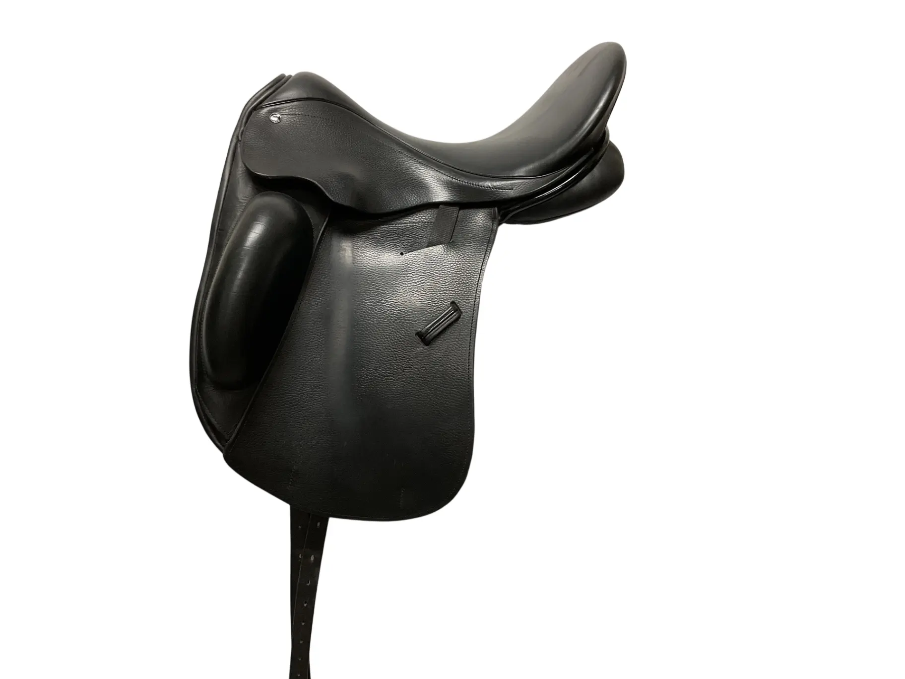 County Epiphany Used Dressage Saddle - 17.5" Seat, Black Leather Monoflap Design, Medium Tree, Flocked Panels, Broad Gullet, Good for Moderately Broad Spinal Width & Downhill Riding, Seat 17.5", Patent Leather Rear Trim, Shallow/Upswept Rear Gussets, Top,