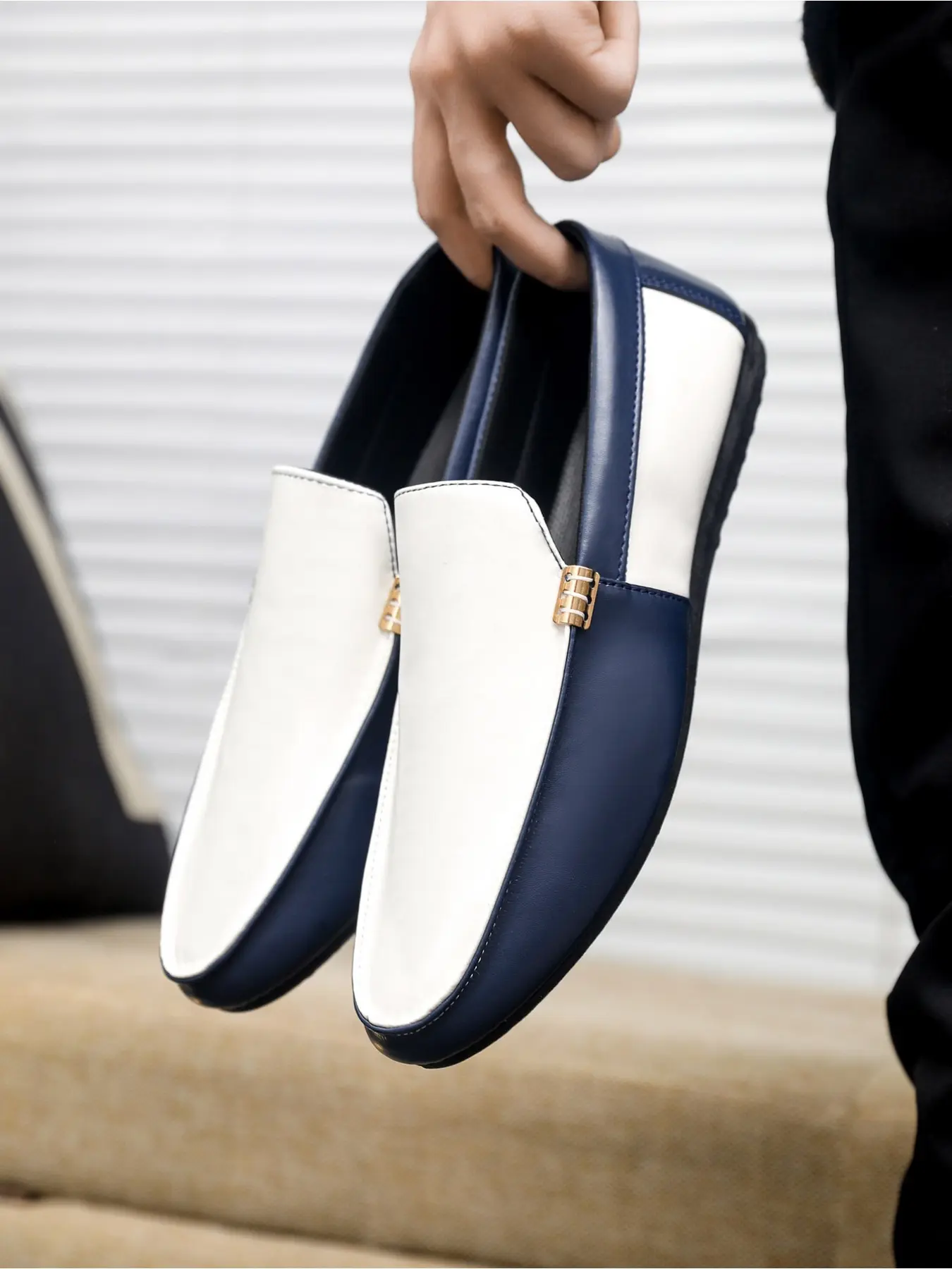 Men's four-season versatile slip-on driver loafers, breathable and comfortable casual flat shoes, simple metal-buckle decorated outdoor driving shoes