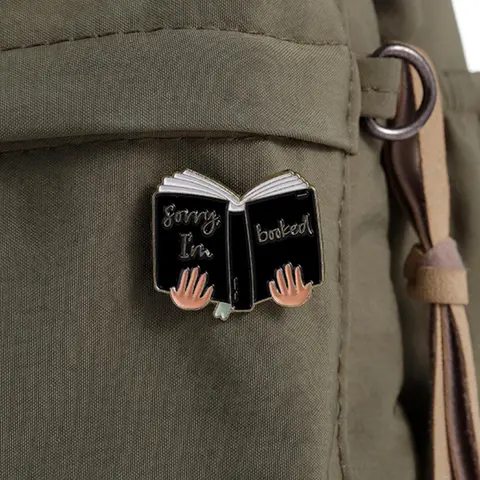 Cartoon Letter & Hand Decor Brooch, Creative Reading English Book Styling Badge, Cute Fashion Alloy Badge for Daily Vacation Holiday Party Gift, Elegant All-match Fashion Accessories for Daily Wear, Alloy Brooch Pin