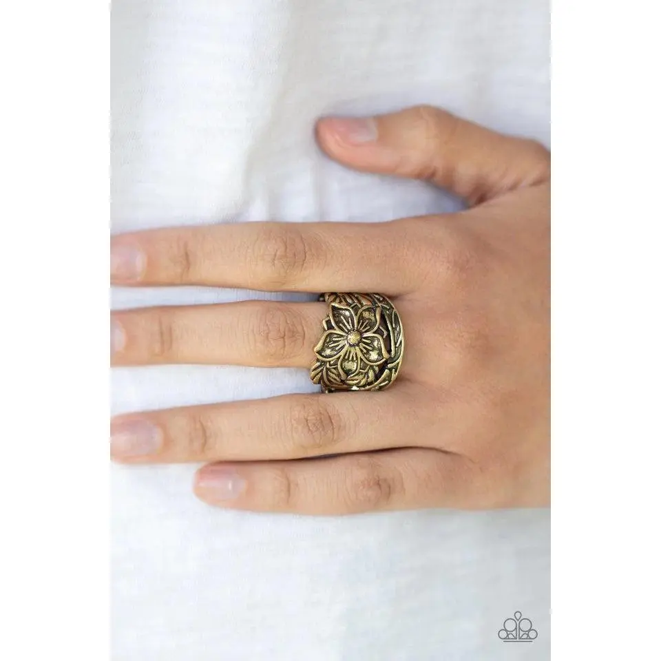 Paparazzi Jewelry Ring Hibiscus Highland - Brass