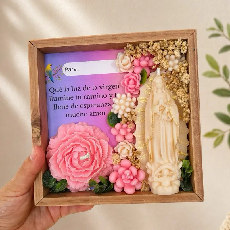 Cuadro de la virgen decorado con flores hechas a mano con cera de soja