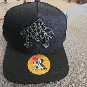 Gorra 3 cruses con piedritas  color obscuro marca kamel ajustable