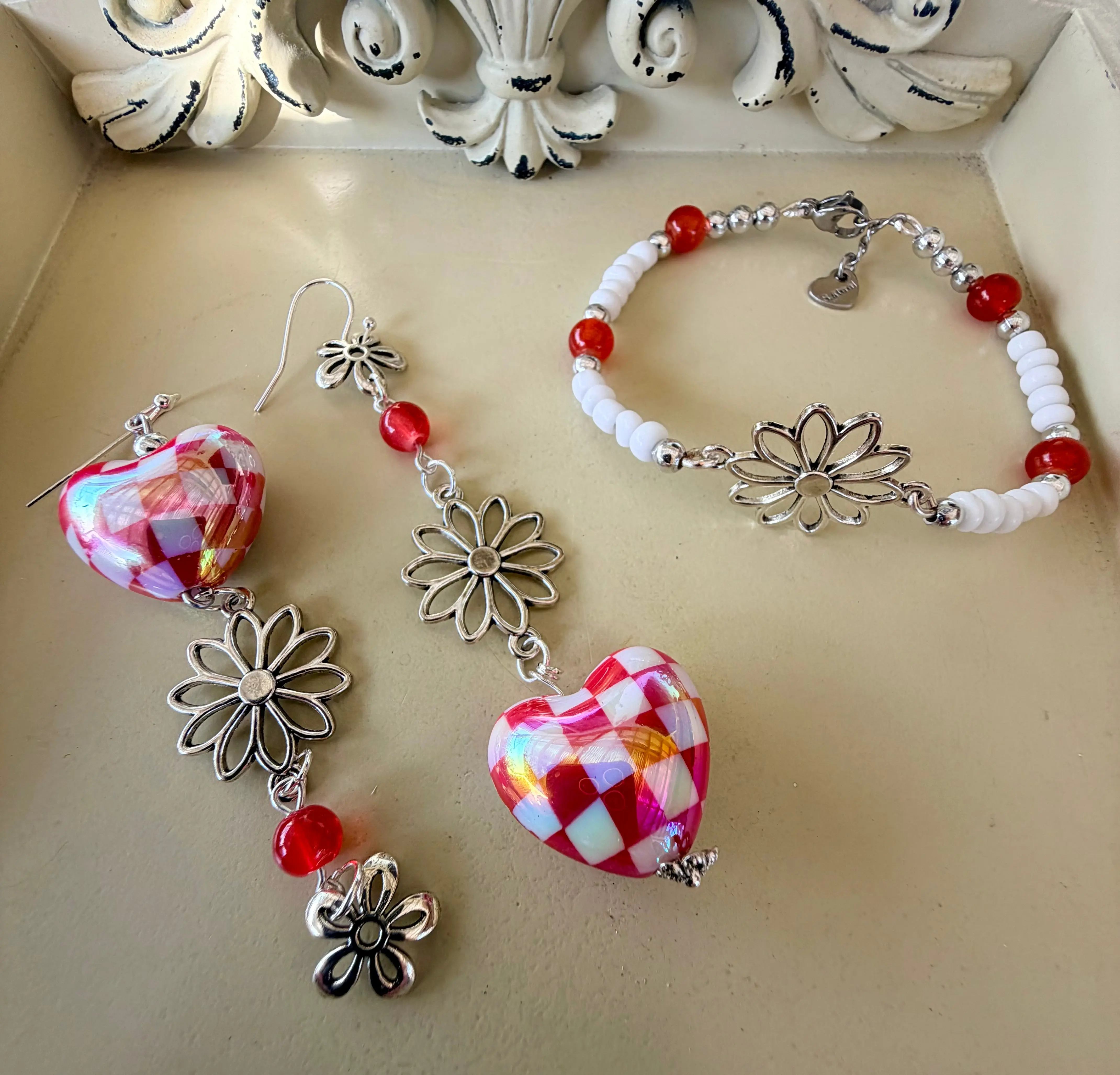 Sweetheart Checkered Bloom Jewelry Set – Red & White Checkered Heart Earrings & Beaded Bracelet