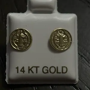 Aretes de oro 14 k san Benito