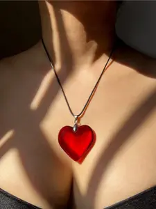 The red translucent small heart and large heart pendant necklace is suitable for daily wear, vacation and dating occasions, and is also a surprising and exquisite small gift