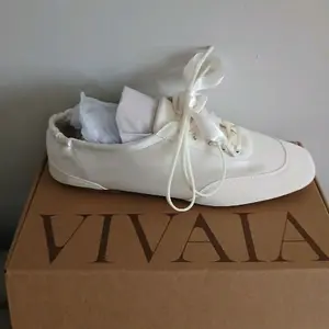 VIVAIA Cristina Light Gold - White Shoe with Box, Product Name and Image Description Provided SIZE 9.5