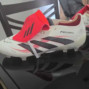 Unisex's Foldable Sporty Football Shoes, Soccer Cleats, Comfortable and Durable Striped Microfiber Upper Football Boots, All Seasons