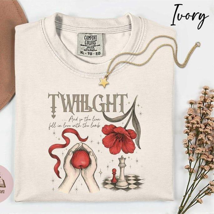 Comfort Colors Retro Twilight So The Lion Fell In Love With The Lamb Vintage T-shirt Twilight Fans Saga Comic T-shirt Vampires Wolves Romance Tshirt