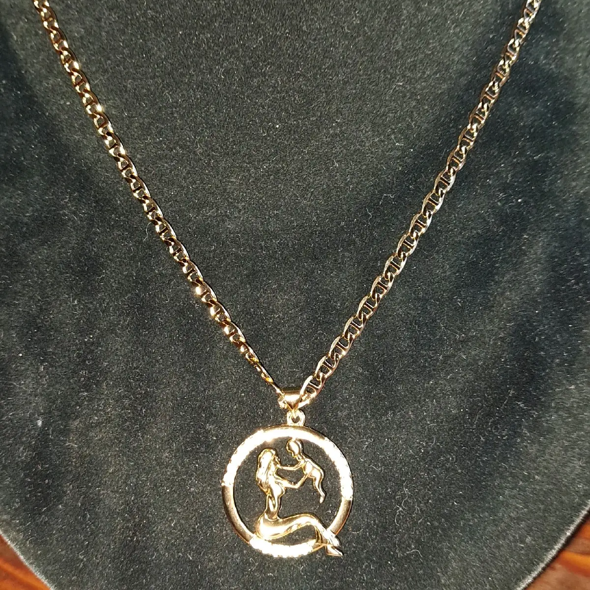 cadena color oro con dige d mamá  y su bebé oro laminado 18k d material fino y lavable