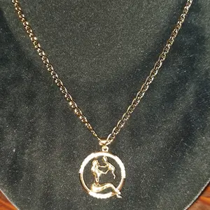 cadena color oro con dige d mamá  y su bebé oro laminado 18k d material fino y lavable