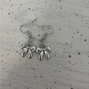 Bow earrings