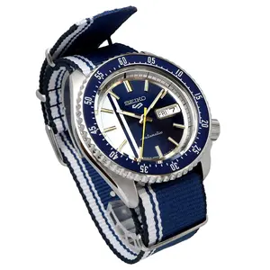 Seiko 5 Sports para hombre con esfera azul vibrante, correa de nailon, movimiento automático, ventana de fecha y marcadores de 5 minutos.