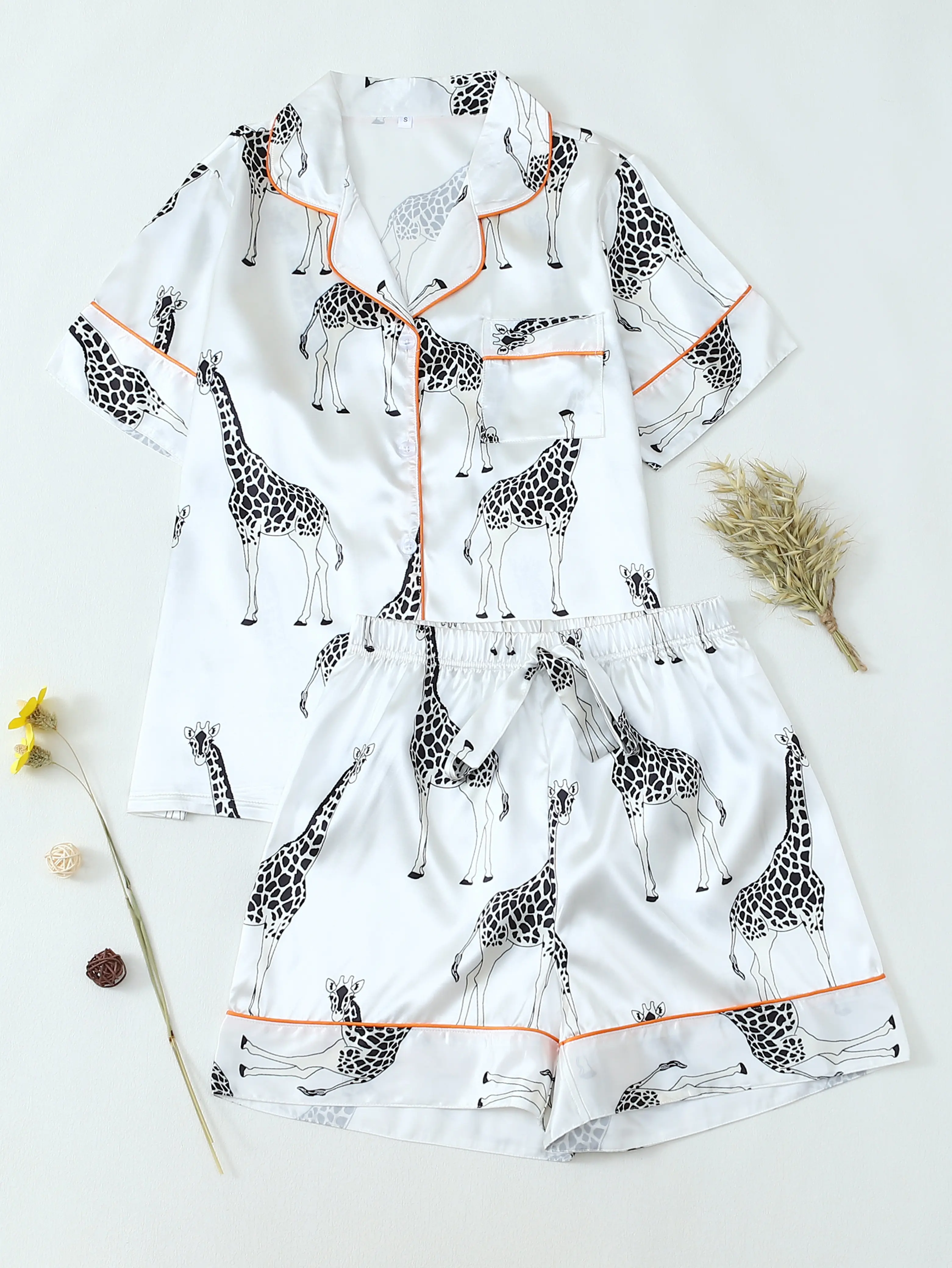 Women's Giraffe Print Satin Pajama Two-piece Set, Casual Comfy Short Sleeve Shirt & Shorts Loungewear Set, Ladies Summer Sleepwear Womenswear Polyester Homewear Pjs Fabric Pyjamas
