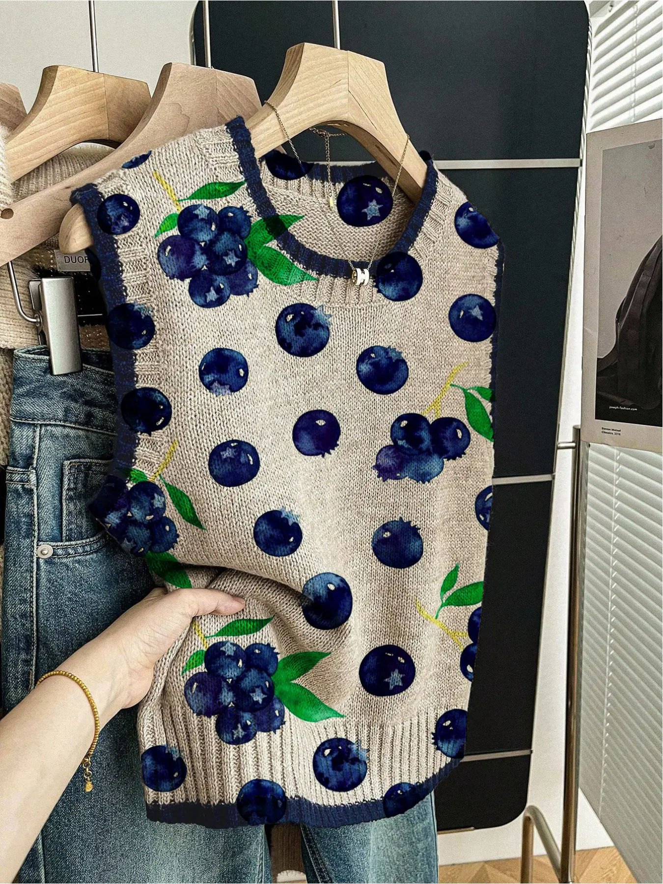 1 Piece Women's Loose Crew Neck Sleeveless Knit Top, Spring Summer Casual Style, Dark Blue Trim, Contrast Blueberry Print, Can Be Worn Alone or with Vest, For Daily Outdoor Wear, Crop Tops, Cropped Tank Top, Sleeveless Knitted Tank