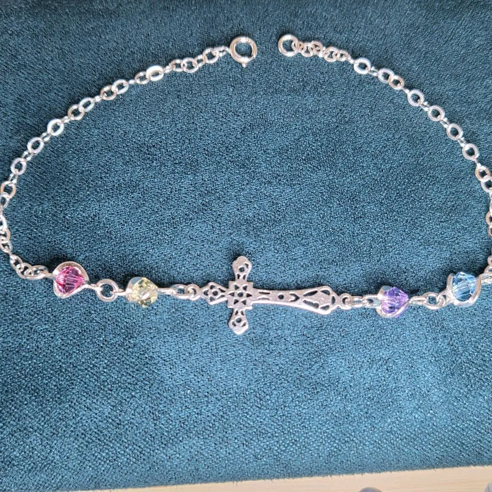 Pulsera de cruz con 4 piedras de cristal  Diseño elegante y con significado espiritual