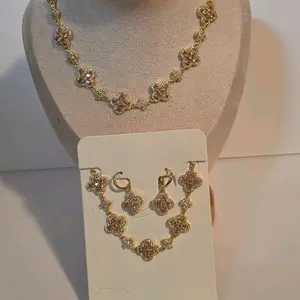 Elegant 14k Gold-Filled Floral Necklace and Earrings Set with Rhinestones for Women's Fashion Accessories 14k ORO LAMINADO DE ALTA CALIDAD