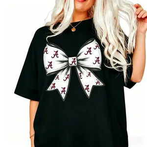 🏈🔥 [Graphic T-shirt] [100% Cotton]Game Day Football Fan T-Shirt – Crimson Style College Sports Tee, Cute Aesthetic Unisex Cotton Shirt, Soft Casual Streetwear Top, Trendy Tailgate Outfit for Women & Football Fans Gift Idea