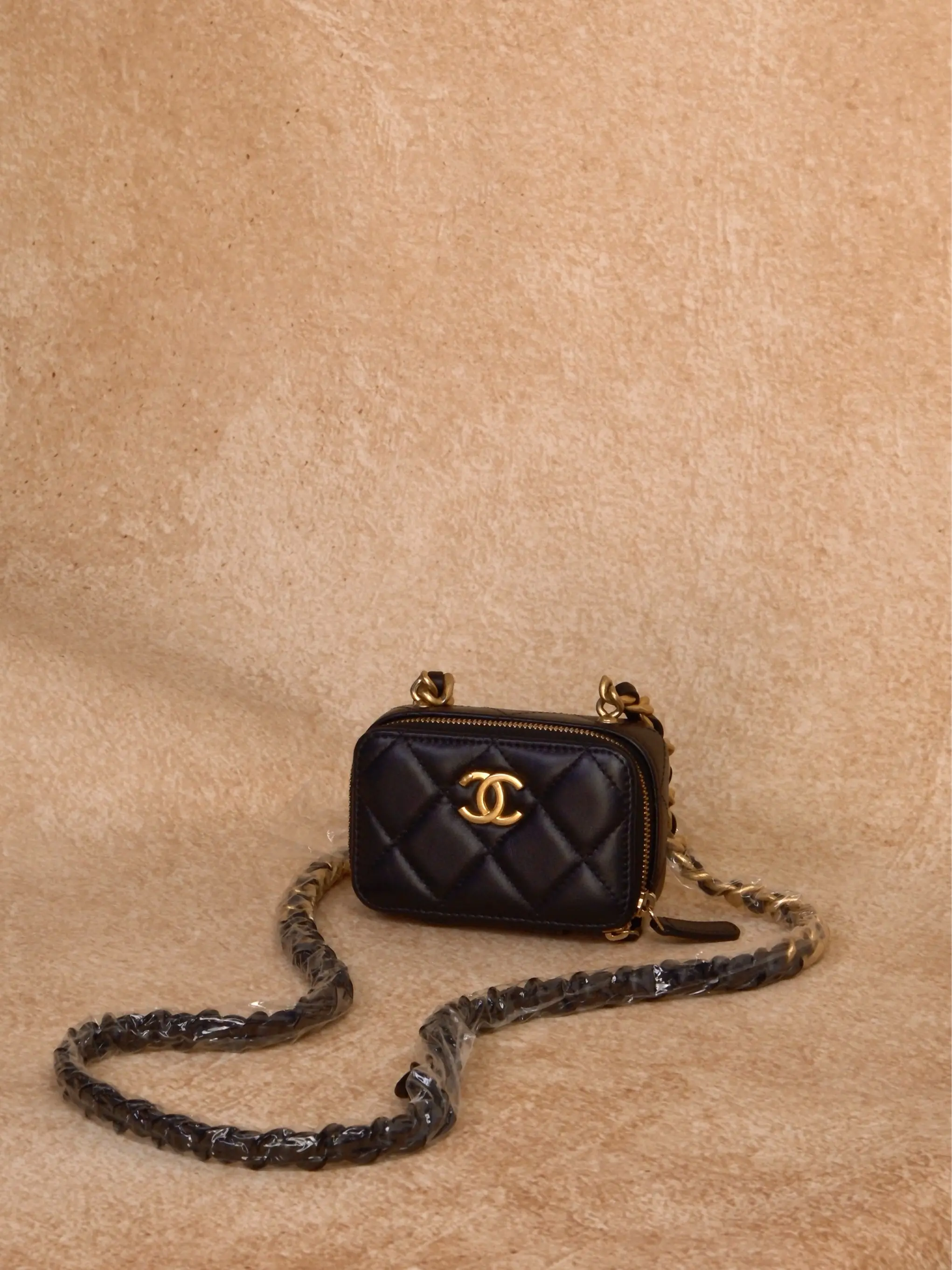 Pre-owned CHANEL Leather Candy Chain Card Holder with Chain (Pre Loved Luxury Accessory for Everyday Use)