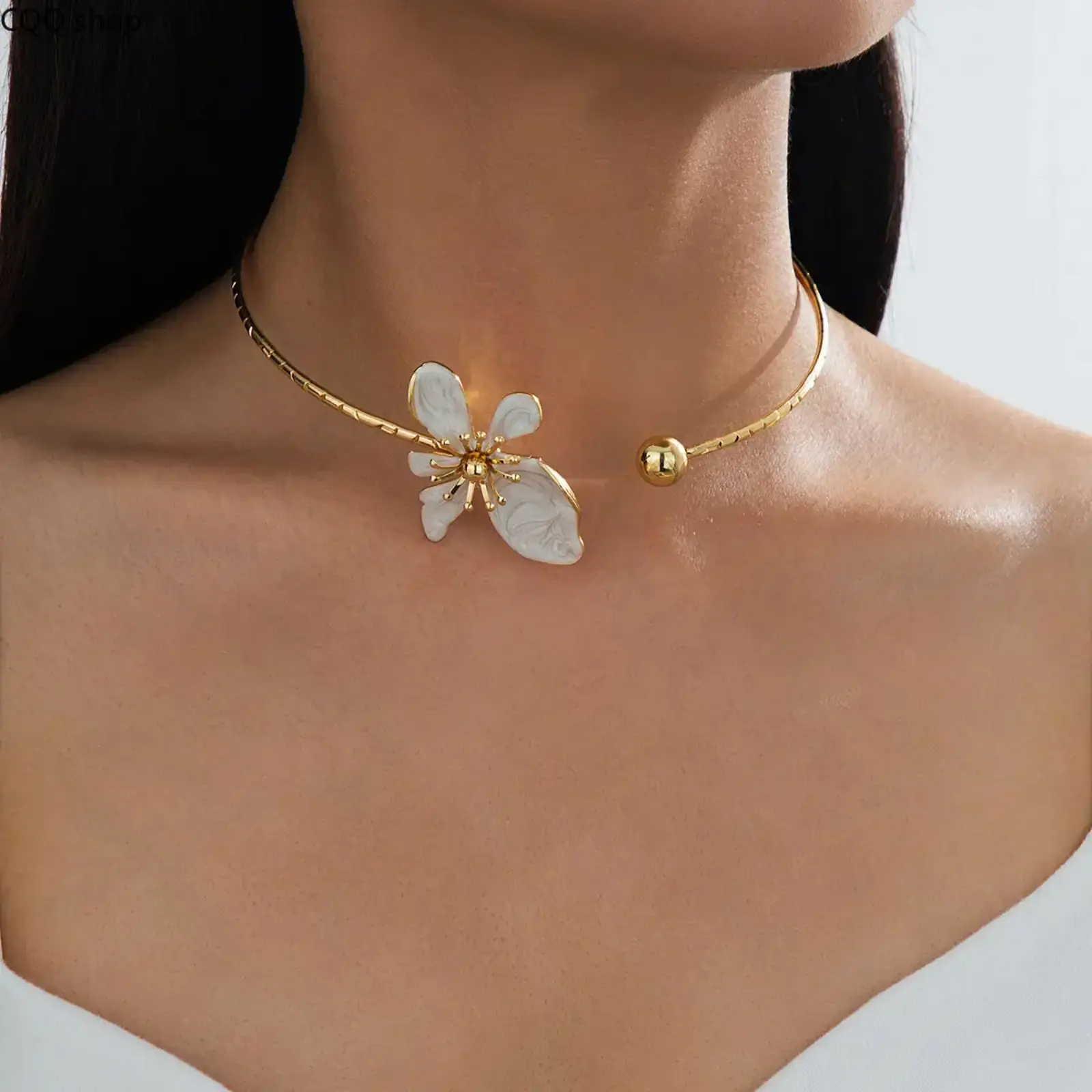Retro Metal Flower Choker Necklace for Women, trendy vintage style jewelry. Exquisite floral design, perfect for daily wear, parties and matching different outfits