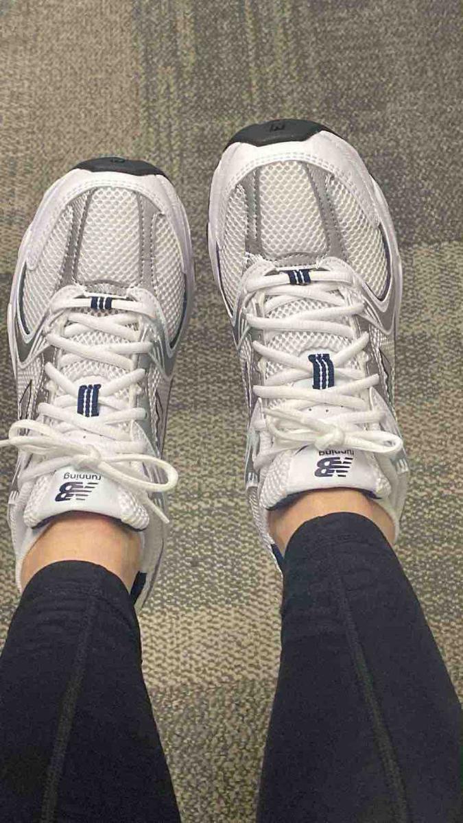 Item: WHITE/GREY, 5.5, Medium