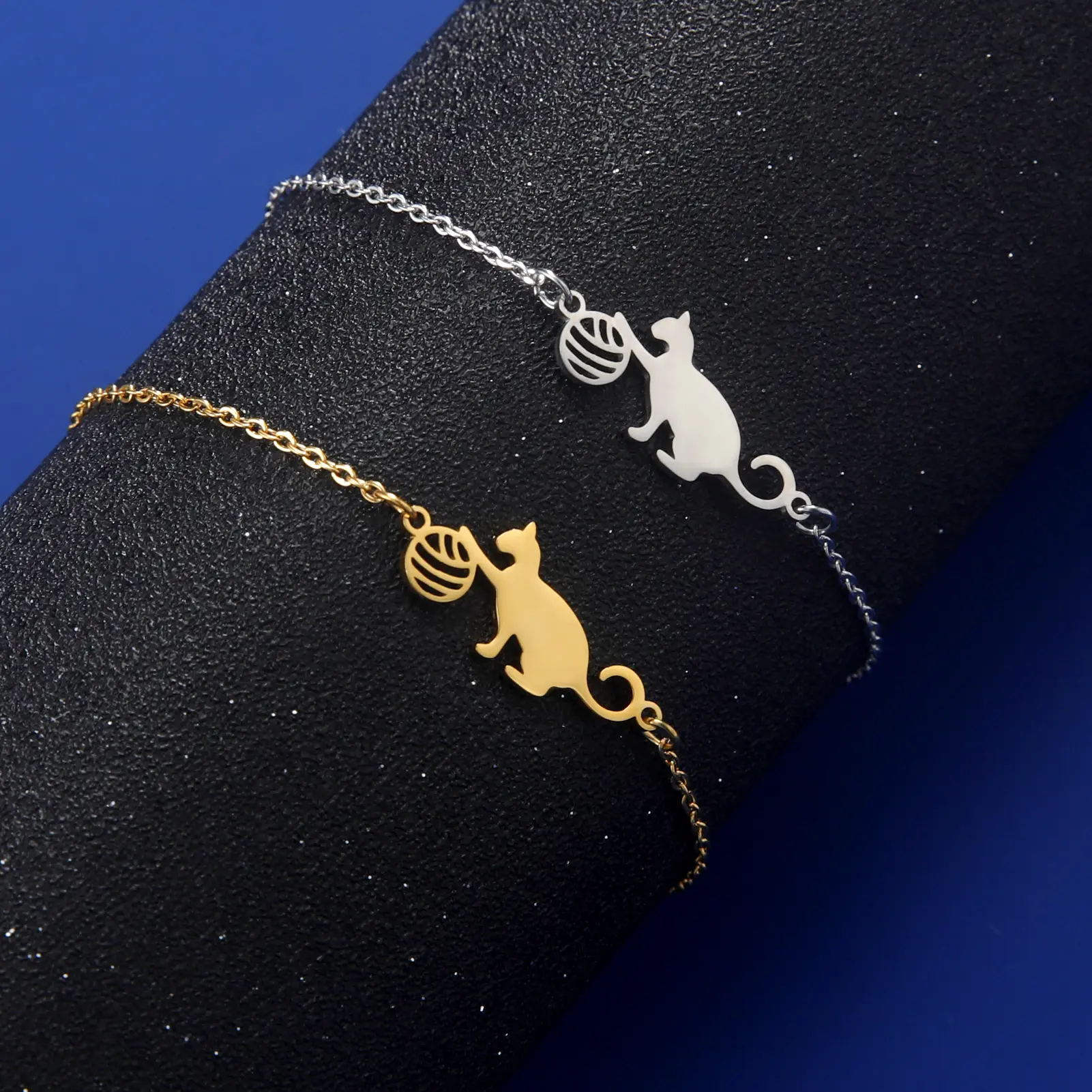 Cazador Cat Playing Ball of Yarn Bracelets for Women Stainless Steel Animal Cute Kitten Charm Bracelet Jewelry Wedding Gift 2026